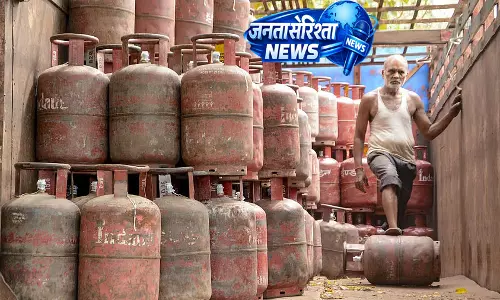दिल्ली में गोदाम से LPG बिक्री पर बैन, उल्लंघन पर सख्त कार्रवाई दिल्ली में गोदाम से LPG बिक्री पर बैन, उल्लंघन पर सख्त कार्रवाई