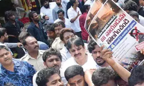 Andhra: वाईएसआरसीपी नेताओं ने गंगम्मा मंदिर में विरोध प्रदर्शन किया Andhra: वाईएसआरसीपी नेताओं ने गंगम्मा मंदिर में विरोध प्रदर्शन किया