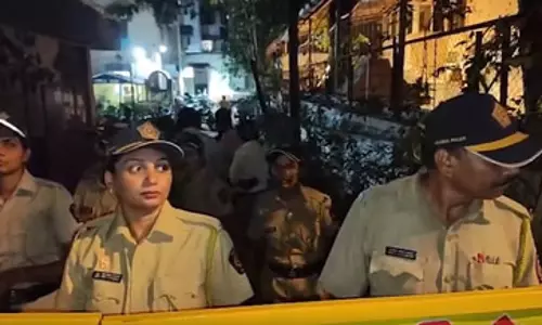 दो गुटों में मारपीट, पुलिस ने किया लाठीचार्ज, 5 आरोपी गिरफ्तार दो गुटों में मारपीट, पुलिस ने किया लाठीचार्ज, 5 आरोपी गिरफ्तार