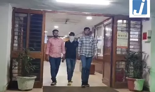 पुलिस की गिरफ्त में आया शातिर चोर, पैरोल पर रहते हुए भी वारदातों को दे रहा था अंजाम पुलिस की गिरफ्त में आया शातिर चोर, पैरोल पर रहते हुए भी वारदातों को दे रहा था अंजाम