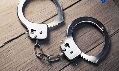 Shimla: स्थानीय लोगों के साथ झगड़े के बाद यूपी के टूरिस्ट गिरफ्तार Shimla: स्थानीय लोगों के साथ झगड़े के बाद यूपी के टूरिस्ट गिरफ्तार