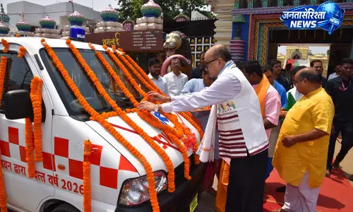 राज्यपाल डेका ने श्री जगन्नाथ मंदिर ट्रस्ट को सौंपी एम्बुलेंस की चाबी राज्यपाल डेका ने श्री जगन्नाथ मंदिर ट्रस्ट को सौंपी एम्बुलेंस की चाबी