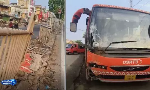 Cuttack: बादामबाड़ी इलाके में यात्री बस डिवाइडर से टकराई Cuttack: बादामबाड़ी इलाके में यात्री बस डिवाइडर से टकराई