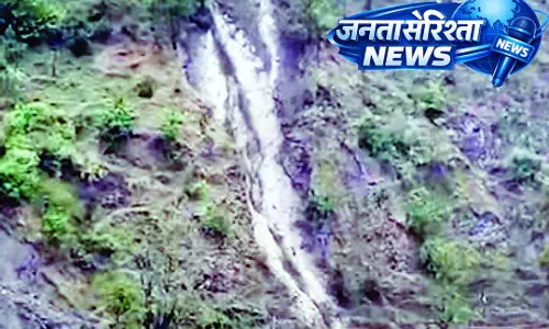 भारी बारिश से एनएच-305 पर बाढ़ और ओलावृष्टि भारी बारिश से एनएच-305 पर बाढ़ और ओलावृष्टि