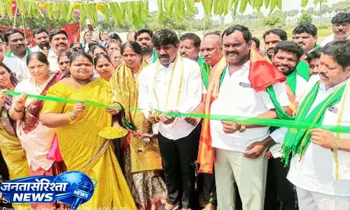 नकरेकल के MLA वेमुला वीरेशम ने किसानों से सरकारी सेंटर पर धान बेचने की अपील की नकरेकल के MLA वेमुला वीरेशम ने किसानों से सरकारी सेंटर पर धान बेचने की अपील की