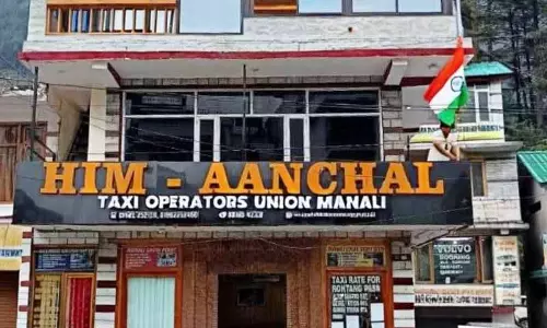 Manali: पर्यटन स्थल पर टैक्सी किराए को लेकर हंगामा Manali: पर्यटन स्थल पर टैक्सी किराए को लेकर हंगामा