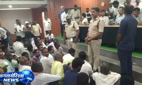 Bonus Payment को लेकर भूपलपल्ली कलेक्ट्रेट पर किसानों का विरोध प्रदर्शन