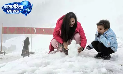 बर्फबारी के मौसम में Guldanda में उमड़ी सैलानियों की भीड़