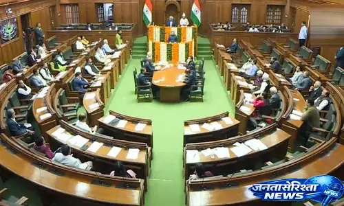 Delhi Assembly में सुरक्षा में चूक: नकाबपोश आदमी ने गेट से कार घुसाई