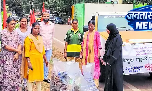 Karnataka : ग्राम पंचायत की सड़कों पर सफाई Karnataka : ग्राम पंचायत की सड़कों पर सफाई