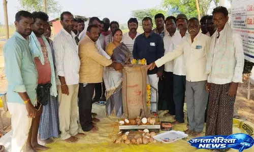 Tahsildar Himabindu ने खानपुरम में धान खरीद केंद्र का उद्घाटन किया
