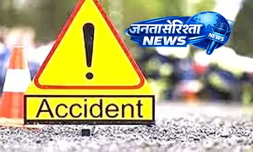 Bus स्टील बैरियर से टकराई: चार यात्री घायल Bus स्टील बैरियर से टकराई: चार यात्री घायल