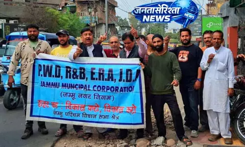 सड़क और ट्रैफिक समस्या पर MSJK का सार्वजनिक विरोध सड़क और ट्रैफिक समस्या पर MSJK का सार्वजनिक विरोध
