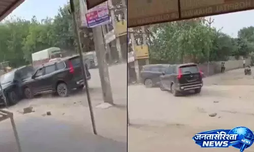 दो ड्राइवरों के बीच हुई झड़प, सड़क पर अफरा-तफरी, लड़ाई के दौरान SUV से टक्कर दो ड्राइवरों के बीच हुई झड़प, सड़क पर अफरा-तफरी, लड़ाई के दौरान SUV से टक्कर