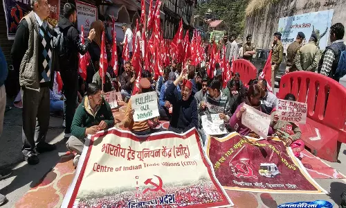 वेतन और श्रम कानूनों के उल्लंघन को लेकर 102/108 कर्मचारियों की हड़ताल से Himachal में एम्बुलेंस सेवाएं बाधित वेतन और श्रम कानूनों के उल्लंघन को लेकर 102/108 कर्मचारियों की हड़ताल से Himachal में एम्बुलेंस सेवाएं बाधित