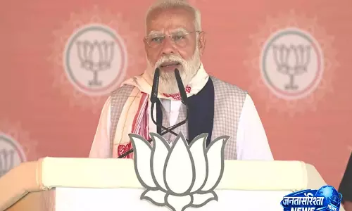 कांग्रेस घुसपैठियों को पीड़ित बनाना चाहती है, जिससे मूल निवासियों पर खतरा मंडरा रहा है: असम में PM मोदी कांग्रेस घुसपैठियों को पीड़ित बनाना चाहती है, जिससे मूल निवासियों पर खतरा मंडरा रहा है: असम में PM मोदी