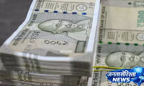 RBI के कदमों से रुपया 12 साल में सबसे बड़ी बढ़त के बाद भी बढ़त पर बना हुआ RBI के कदमों से रुपया 12 साल में सबसे बड़ी बढ़त के बाद भी बढ़त पर बना हुआ