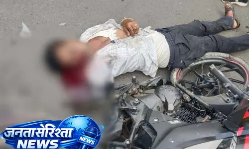 दो बाइकों की आमने-सामने भिड़ंत, प्रधान पाठक की मौके पर मौत, तीन युवक घायल दो बाइकों की आमने-सामने भिड़ंत, प्रधान पाठक की मौके पर मौत, तीन युवक घायल