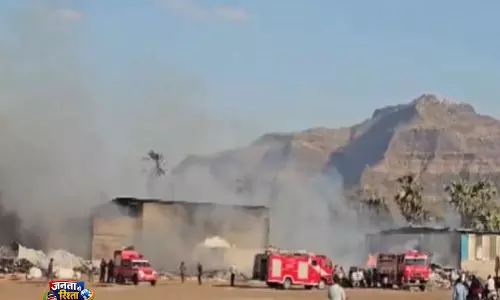 Gujarat: हलोल में कबाड़ के गोदाम में लगी भीषण आग; मौके पर दमकल की 12 गाड़ियां मौजूद Gujarat: हलोल में कबाड़ के गोदाम में लगी भीषण आग; मौके पर दमकल की 12 गाड़ियां मौजूद