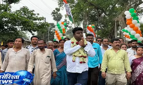 दोस्त ने Trinamool Congress उम्मीदवार की जीत के लिए प्रचार में गाना गाया दोस्त ने Trinamool Congress उम्मीदवार की जीत के लिए प्रचार में गाना गाया