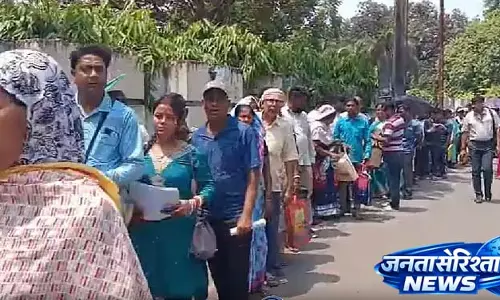 उम्मीदवार नामांकन दाखिल करने के लिए दौड़े, वोटर रजिस्टर करने के लिए कतार में लगे उम्मीदवार नामांकन दाखिल करने के लिए दौड़े, वोटर रजिस्टर करने के लिए कतार में लगे