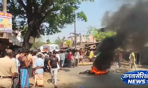 Voter List में नाम कटने से टाकी रोड पर विरोध प्रदर्शन, टायर जलाना और सड़क जाम करना शुरू हो गया Voter List में नाम कटने से टाकी रोड पर विरोध प्रदर्शन, टायर जलाना और सड़क जाम करना शुरू हो गया