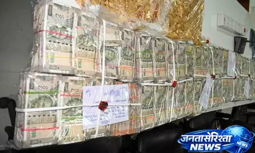 ठग गिरोह के 4 शातिर गिरफ्तार, 1.55 करोड़ नकदी-लाखों का सोना बरामद ठग गिरोह के 4 शातिर गिरफ्तार, 1.55 करोड़ नकदी-लाखों का सोना बरामद