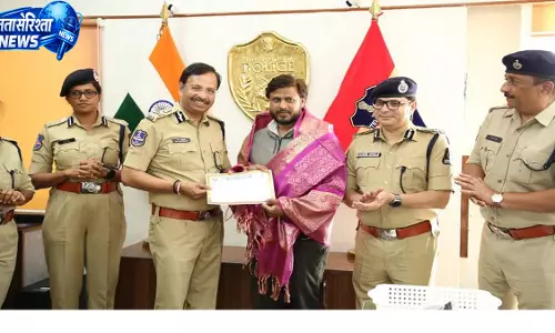 Hyderabad में किडनैप हुई लड़की को बचाने वाले शख्स को पुलिस ने किया सम्मानित