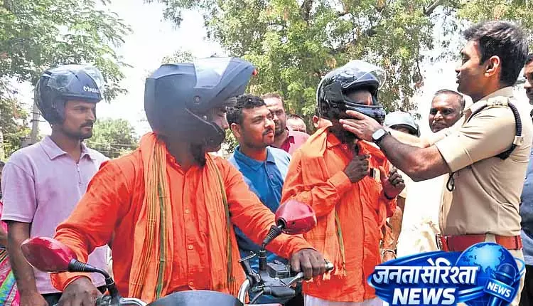 Mahbubabad एसपी के गांव मॉडल में हेलमेट अनिवार्य Mahbubabad एसपी के गांव मॉडल में हेलमेट अनिवार्य