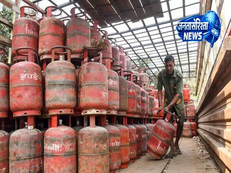 Delhi CM रेखा गुप्ता ने कहा, LPG की कोई कमी नहीं Delhi CM रेखा गुप्ता ने कहा, LPG की कोई कमी नहीं