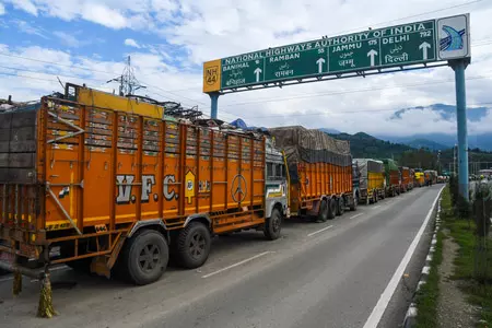 भूस्खलन और पत्थर गिरने के कारण श्रीनगर-जम्मू राजमार्ग बंद भूस्खलन और पत्थर गिरने के कारण श्रीनगर-जम्मू राजमार्ग बंद