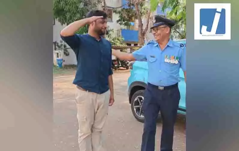 बेटे के सैल्यूट ने जीत लिया सबका दिल, इंडियन एयर फोर्स से रिटायर हुए पिता बेटे के सैल्यूट ने जीत लिया सबका दिल, इंडियन एयर फोर्स से रिटायर हुए पिता