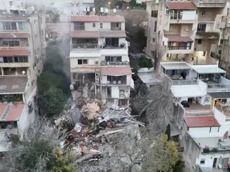 Israel: हाइफ़ा की रिहायशी इमारत पर मिसाइल हमले में 2 की मौत, 2 लापता Israel: हाइफ़ा की रिहायशी इमारत पर मिसाइल हमले में 2 की मौत, 2 लापता