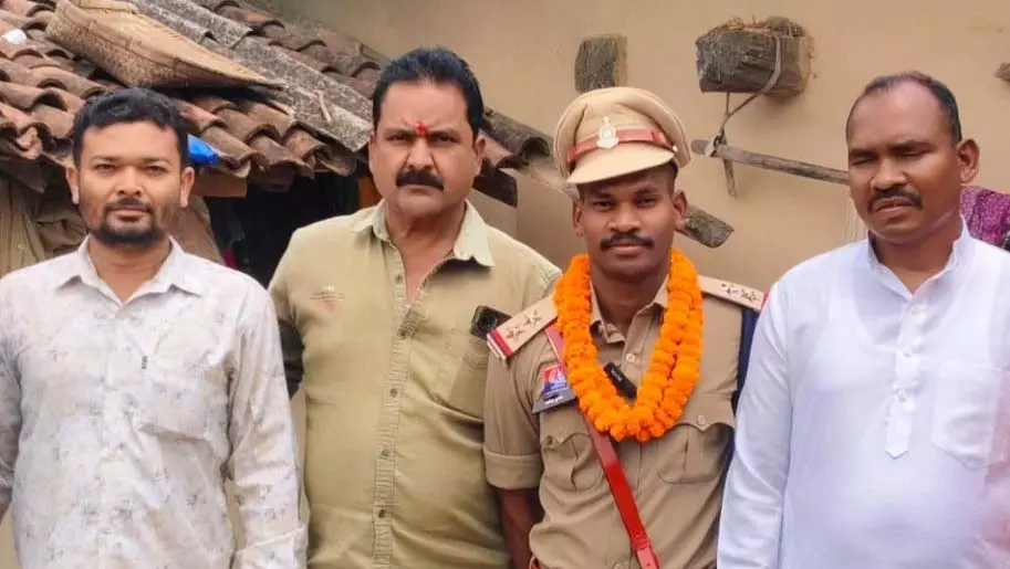 गरीब परिवार का बेटा बना एसआई, गांव वालों में भारी उत्साह गरीब परिवार का बेटा बना एसआई, गांव वालों में भारी उत्साह