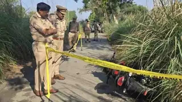 शिक्षक की पत्नी से दिनदहाड़े चेन लूट, मुठभेड़ के बाद दो मुख्य आरोपियों समेत चार गिरफ्तार शिक्षक की पत्नी से दिनदहाड़े चेन लूट, मुठभेड़ के बाद दो मुख्य आरोपियों समेत चार गिरफ्तार