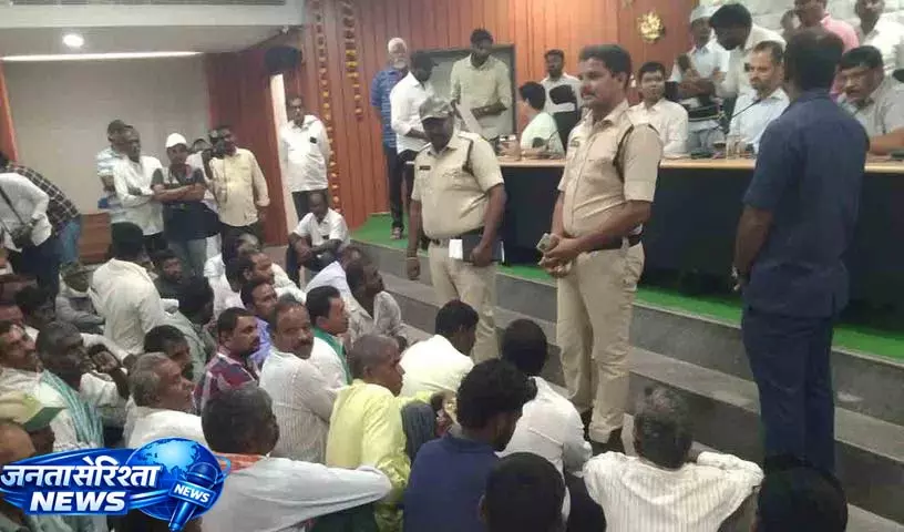 Bonus Payment को लेकर भूपलपल्ली कलेक्ट्रेट पर किसानों का विरोध प्रदर्शन Bonus Payment को लेकर भूपलपल्ली कलेक्ट्रेट पर किसानों का विरोध प्रदर्शन