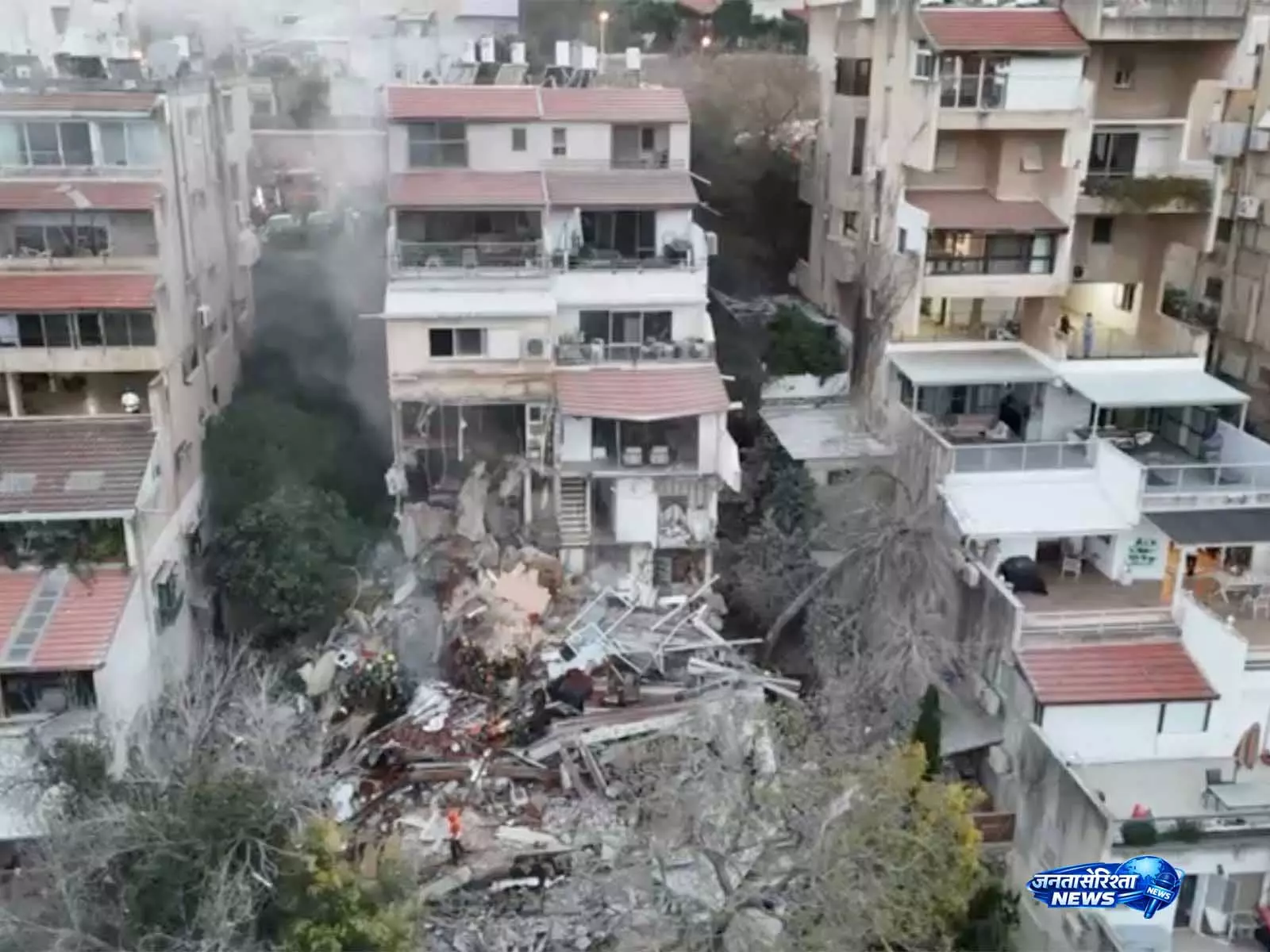 Israel: हाइफ़ा की एक रिहायशी इमारत पर मिसाइल हमले के बाद 2 लोगों की मौत, 2 लापता Israel: हाइफ़ा की एक रिहायशी इमारत पर मिसाइल हमले के बाद 2 लोगों की मौत, 2 लापता