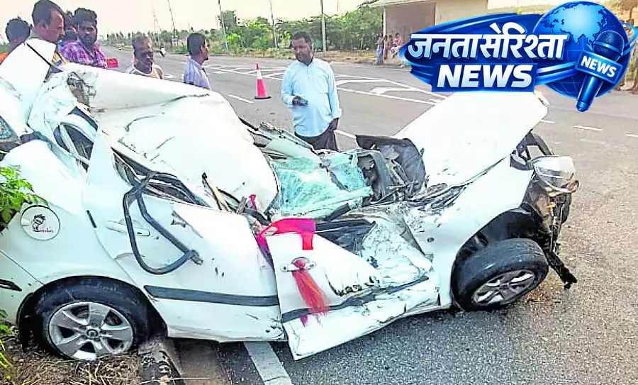 Rampur के पास कार डिवाइडर से टकराई, दो लोगों की मौत Rampur के पास कार डिवाइडर से टकराई, दो लोगों की मौत