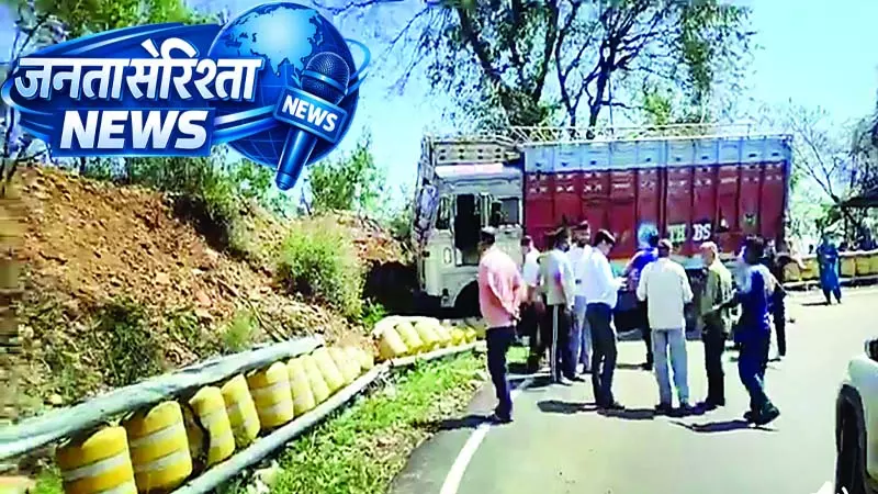 ट्रक का ब्रेक फेल, क्रैश बैरियर तोड़ा, हादसा टला ट्रक का ब्रेक फेल, क्रैश बैरियर तोड़ा, हादसा टला