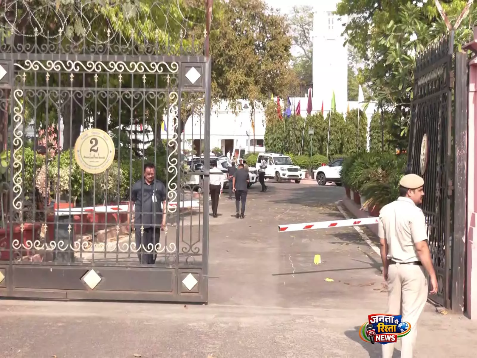 Delhi विधानसभा बुके घटना के मामले में एक व्यक्ति गिरफ्तार, दिल्ली पुलिस ने कार ज़ब्त की Delhi विधानसभा बुके घटना के मामले में एक व्यक्ति गिरफ्तार, दिल्ली पुलिस ने कार ज़ब्त की