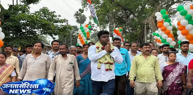 दोस्त ने Trinamool Congress उम्मीदवार की जीत के लिए प्रचार में गाना गाया दोस्त ने Trinamool Congress उम्मीदवार की जीत के लिए प्रचार में गाना गाया