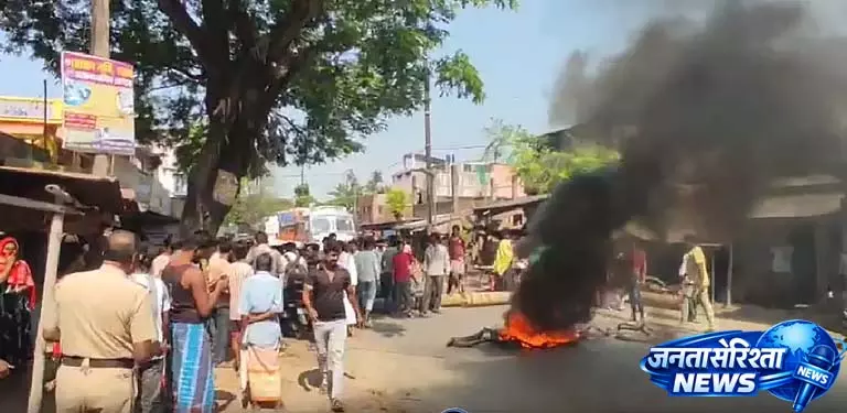 Voter List में नाम कटने से टाकी रोड पर विरोध प्रदर्शन, टायर जलाना और सड़क जाम करना शुरू हो गया Voter List में नाम कटने से टाकी रोड पर विरोध प्रदर्शन, टायर जलाना और सड़क जाम करना शुरू हो गया