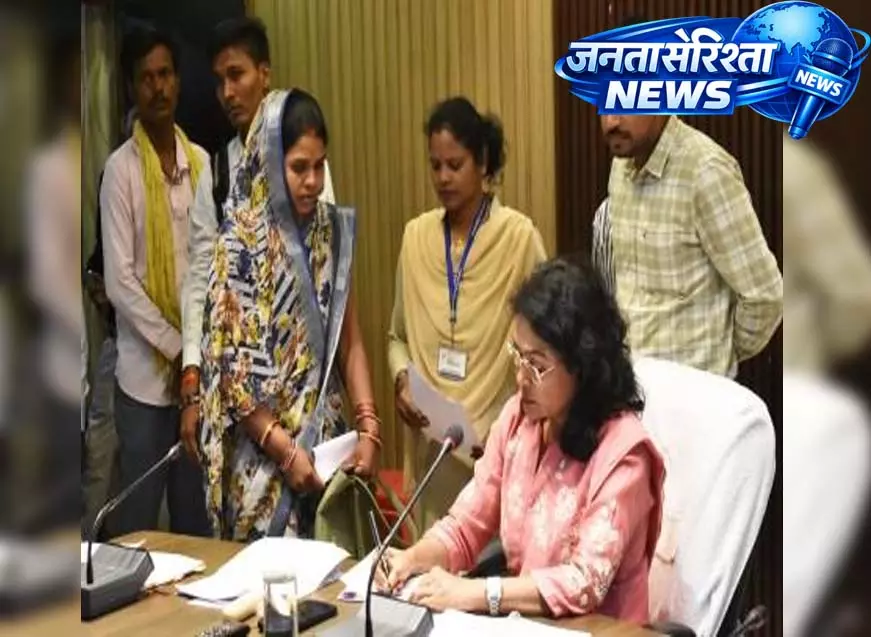 कलेक्टर मिश्रा ने जनदर्शन में सुनी आम लोगों की समस्याएं कलेक्टर मिश्रा ने जनदर्शन में सुनी आम लोगों की समस्याएं