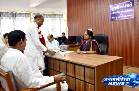 गुजरात: उमरेठ उपचुनाव के लिए छह उम्मीदवारों ने नामांकन दाखिल किया गुजरात: उमरेठ उपचुनाव के लिए छह उम्मीदवारों ने नामांकन दाखिल किया