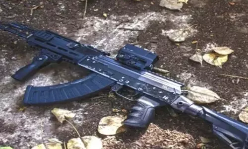 लोडेड AK 47 रेलवे ट्रैक के पास मिली, हड़कंप लोडेड AK 47 रेलवे ट्रैक के पास मिली, हड़कंप