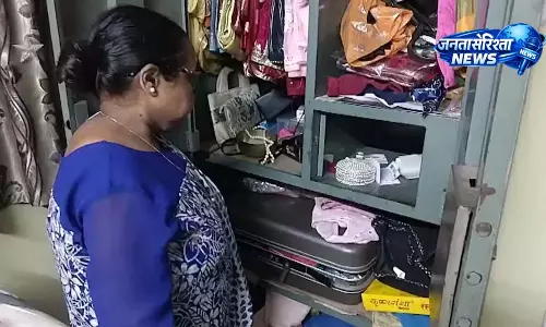शिक्षक के फ्लैट में 35 लाख की चोरी, रिश्तेदारों पर परिवार का शक शिक्षक के फ्लैट में 35 लाख की चोरी, रिश्तेदारों पर परिवार का शक