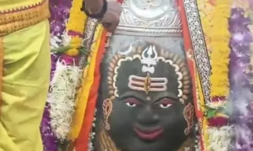 महाकालेश्वर मंदिर में भस्म आरती, श्रद्धालुओं ने किए बाबा के मनमोहक रूप के दर्शन महाकालेश्वर मंदिर में भस्म आरती, श्रद्धालुओं ने किए बाबा के मनमोहक रूप के दर्शन
