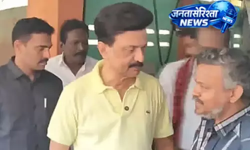 सिरकाज़ी में वॉकिंग टूर: CM ने स्टूडेंट्स से हाथ मिलाया और सेल्फी ली