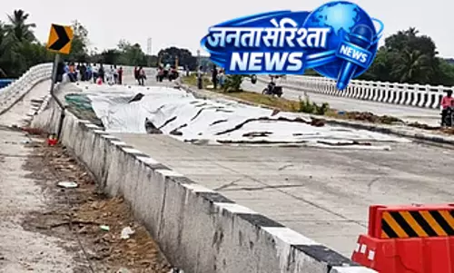 Chidambaram के पास फ्लाईओवर 20 फीट डूबा : ट्रैफिक रुका Chidambaram के पास फ्लाईओवर 20 फीट डूबा : ट्रैफिक रुका