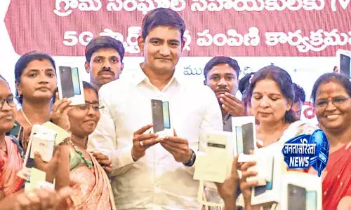 Andhra प्रदेश के मंत्री कोंडापल्ली श्रीनिवास ने स्मार्टफोन बांटे Andhra प्रदेश के मंत्री कोंडापल्ली श्रीनिवास ने स्मार्टफोन बांटे